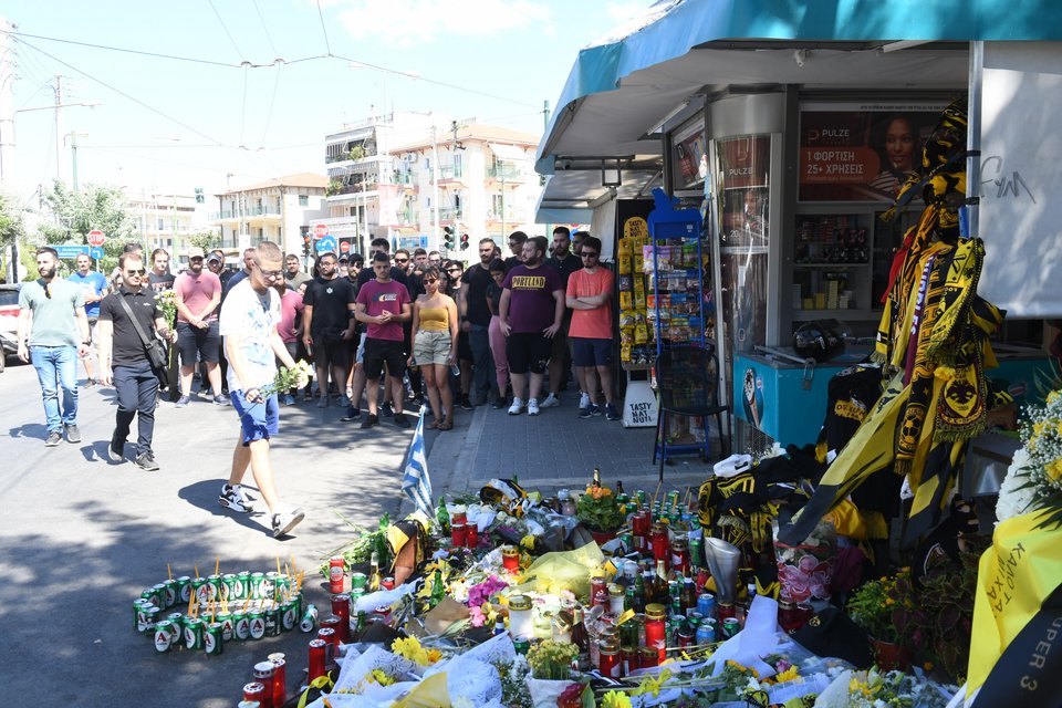 Λουλούδια στο σημείο της δολοφονίας του 29χρονου Μιχάλη στο γήπεδο της ΑΕΚ άφησε η ΚΝΕ