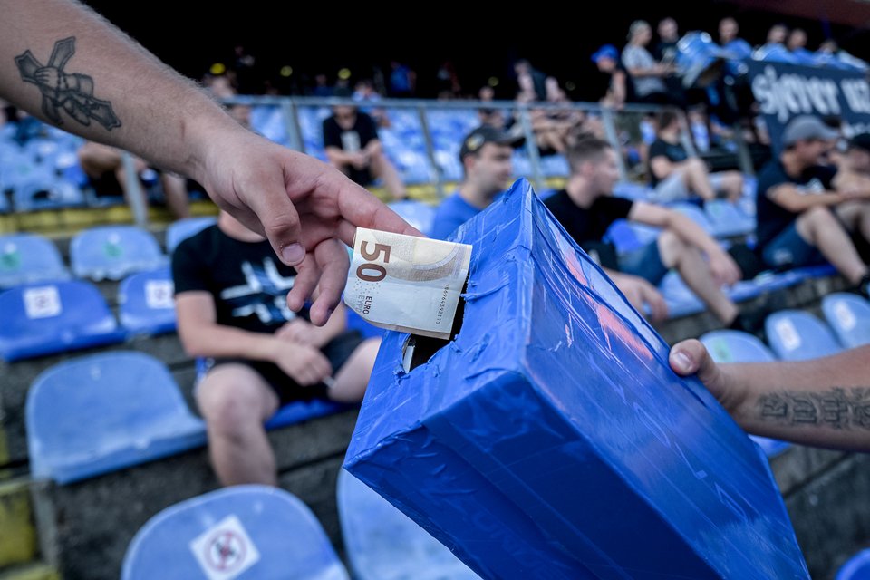 Οπαδός της Ντιναμό Ζάγκρεμπ βάζει 50ευρω σε κουτί για έρανο
