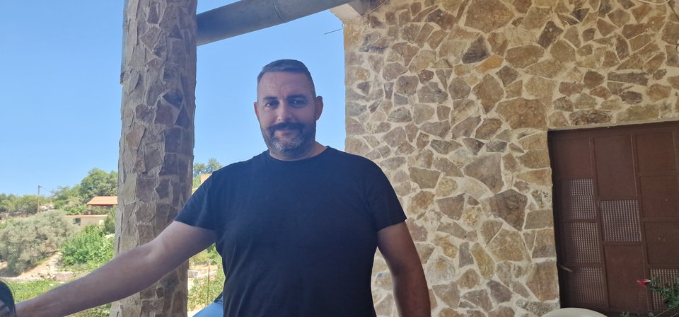 Ο Δημήτρης Αποστολάκης κερνάει ζεστό ψωμί από τον φούρνο του με λάδι και στάκα