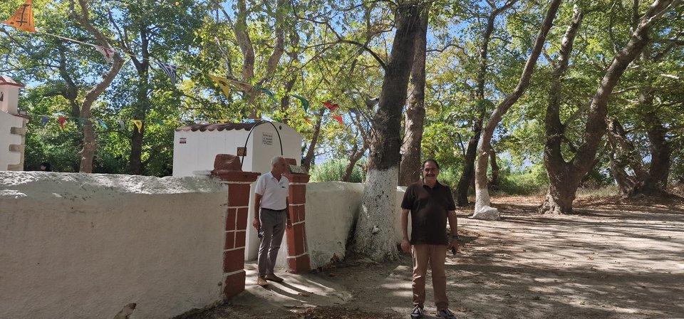 Ο Δημήτρης Θυμιανός και Γιάννης Τζαννουδάκης ξεναγούν τους τουρίστες στα χωριά / Φωτογραφία: iefimerida.gr