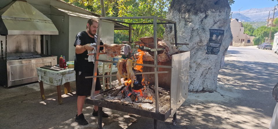 Το αντικρυστό ετοιμάζεται στον Στύλο / Φωτογραφία: iefimerida.gr