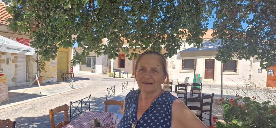 Η Μαρία Κονταρού εξηγεί στους τουρίστες τα μυστικά των συνταγών της