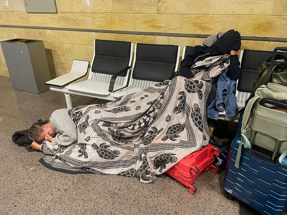 Ταξιδιώτες κοιμούνται στο πάτωμα του αεροδρομίου της Λα Πάλμα