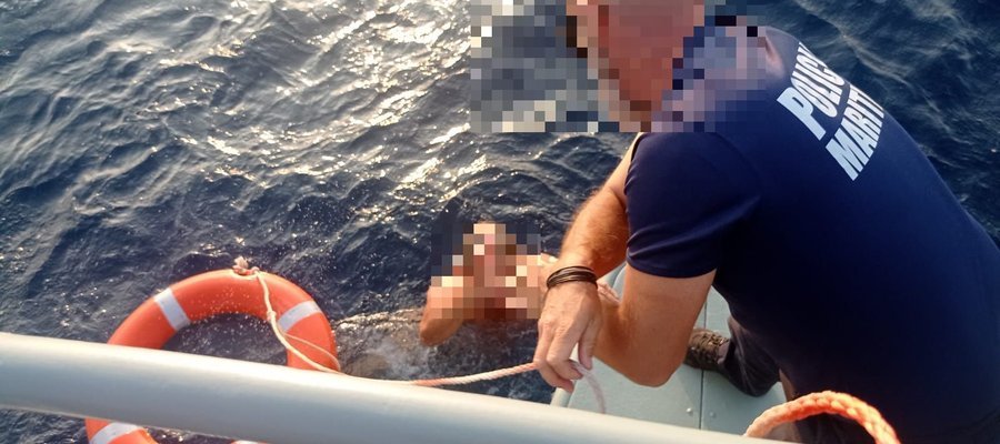 Η στιγμή της διάσωσης του λουόμενου από το Λιμενικό