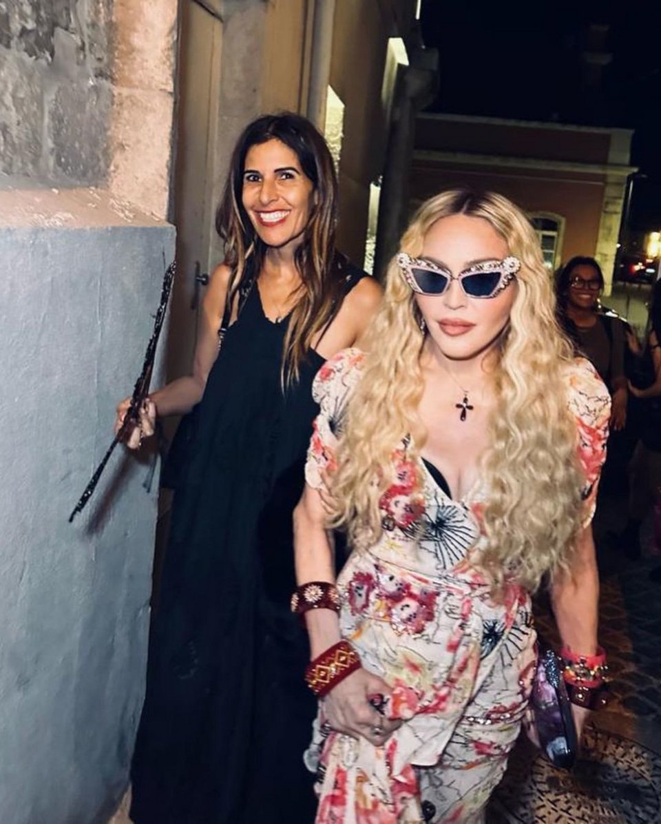 Η Μαντόνα με την φίλη της Maha Dakhil στην Πορτογαλία περπατά στον δρόμο