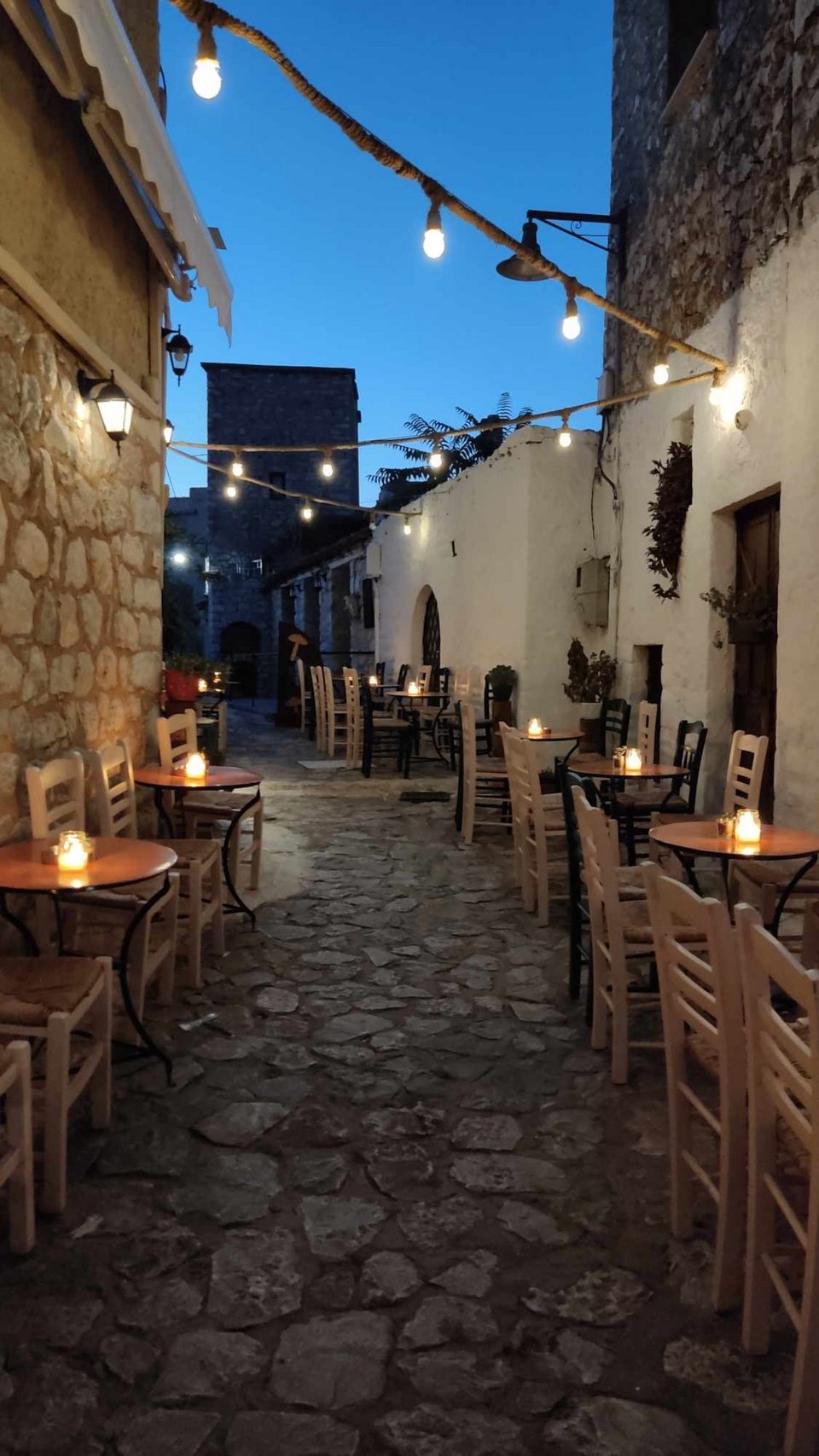 Αυλή με τραπεζάκι στην Αρεόπολη