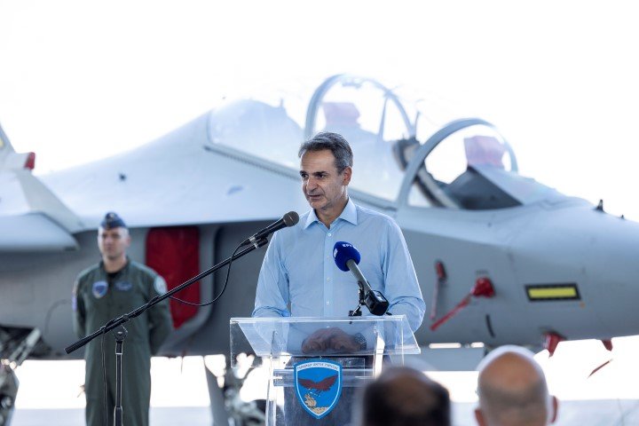 Ο πρωθυπουργός μιλά στην 120 Πτέρυγα Εκπαίδευσης Αέρος / Φωτογραφία: Γ.Τ Πρωθυπουργού / ΠΑΠΑΜΗΤΣΟΣ ΔΗΜΗΤΡΗΣ