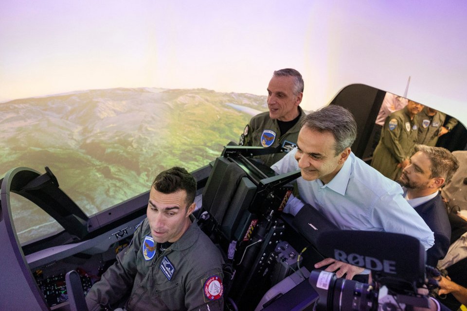 Ο Κυριάκος Μητσοτάκης σε flight simulator στην 120 Πτέρυγα Εκπαίδευσης Αέρος / Φωτογραφία: Γ.Τ Πρωθυπουργού / ΠΑΠΑΜΗΤΣΟΣ ΔΗΜΗΤΡΗΣ