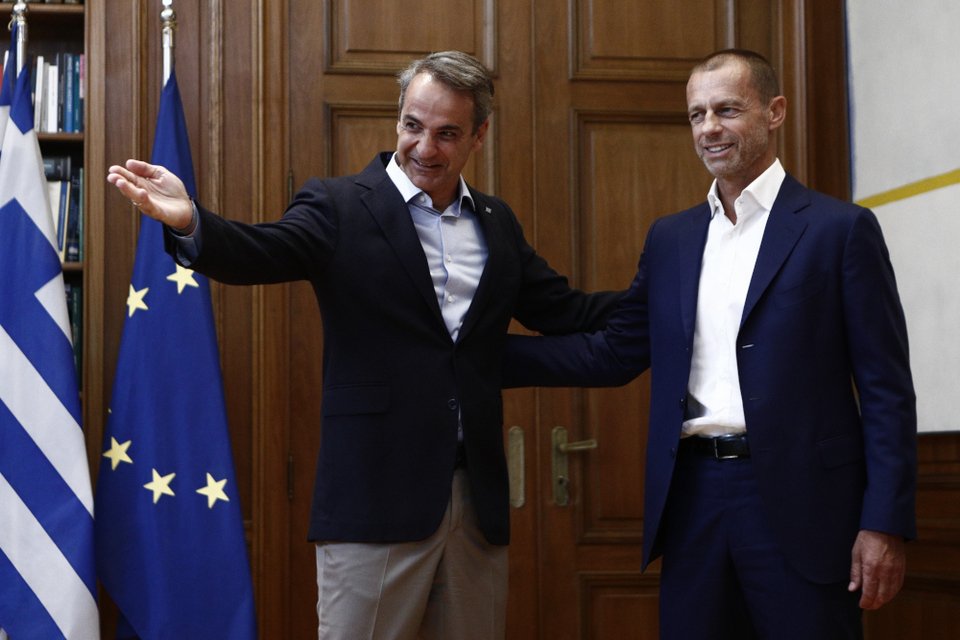 Ο Κυριάκος Μητσοτάκης υποδέχεται τον πρόεδρο της UEFA στο Μέγαρο Μαξίμου