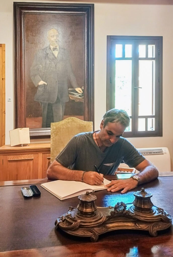 Ο Κυριάκος Μητσοτάκης υπέγραψε το βιβλίο επισκεπτων