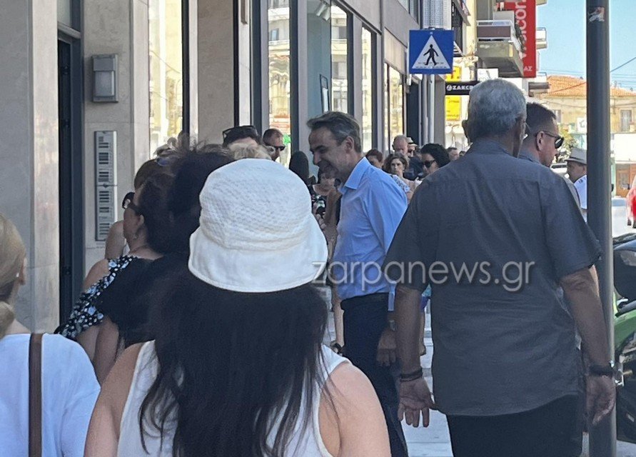 Χανιά: Η βόλτα του Κυριάκου Μητσοτάκη στο κέντρο της πόλης -Χειραψίες και κουβέντα με πολίτες / Φωτογραφία: zarpanews.gr