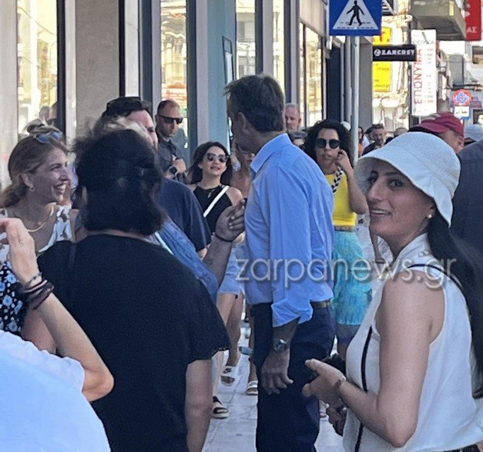 Χανιά: Η βόλτα του Κυριάκου Μητσοτάκη στο κέντρο της πόλης -Χειραψίες και κουβέντα με πολίτες / Φωτογραφία: zarpanews.gr