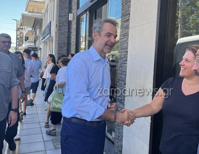 Χανιά: Η βόλτα του Κυριάκου Μητσοτάκη στο κέντρο της πόλης -Χειραψίες και κουβέντα με πολίτες / Φωτογραφία: zarpanews.gr