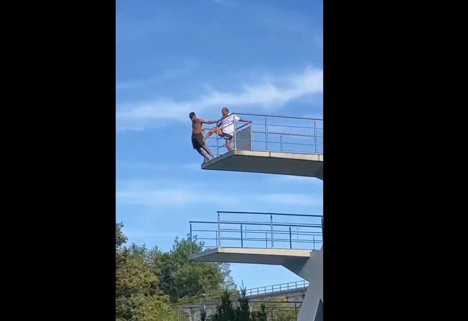 Ο νεαρός άνδρας φοβόταν να πηδήξει αλλά και να φύγει και επενέβη ο ναυαγοσώστης