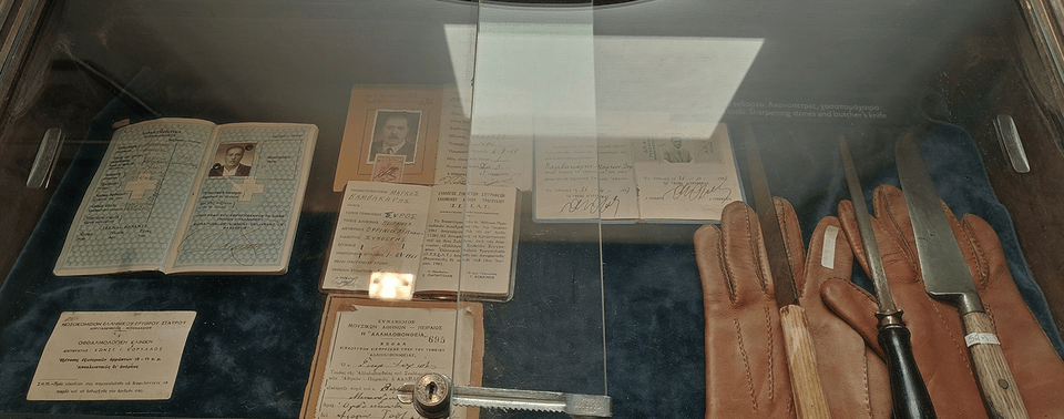 Στα αντικείμενα που εκτίθενται περιλαμβάνονται μερικά προσωπικά αντικείμενα του Μάρκου Βαμβακάρη, χειρόγραφα και έγγραφα.