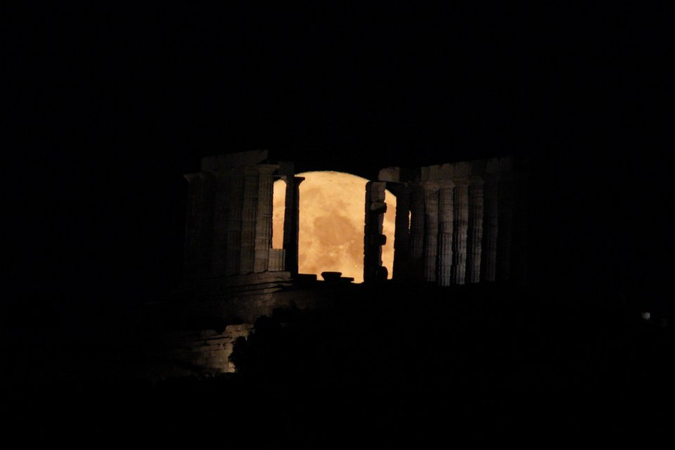 Η πανσέληνος στο Σούνιο / Φωτογραφία: SOOC