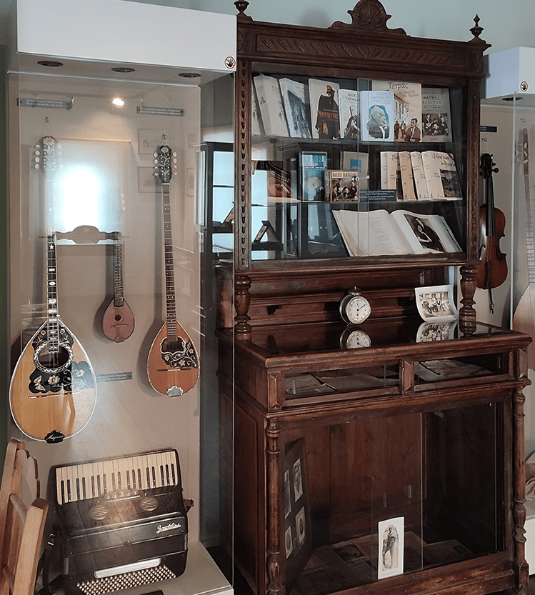 Μουσικά οργανα, προσωπικά αντικείμενα του Μάρκου