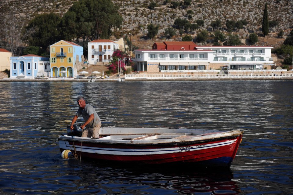 Τα σούρα μπλε νερά της θάλασσας