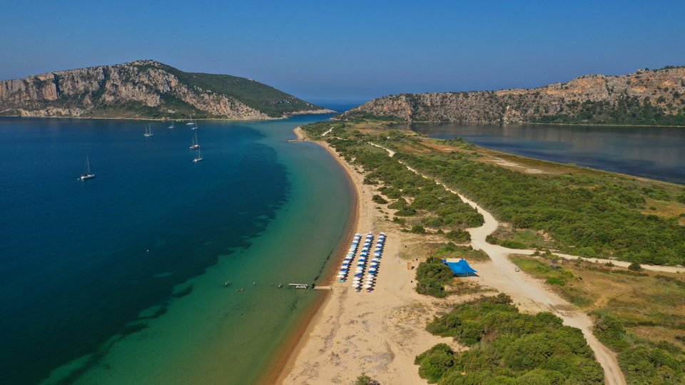 Η παραλία Ντιβάρι (Χρυσή Ακτή) / Φωτογραφία: Shutterstock