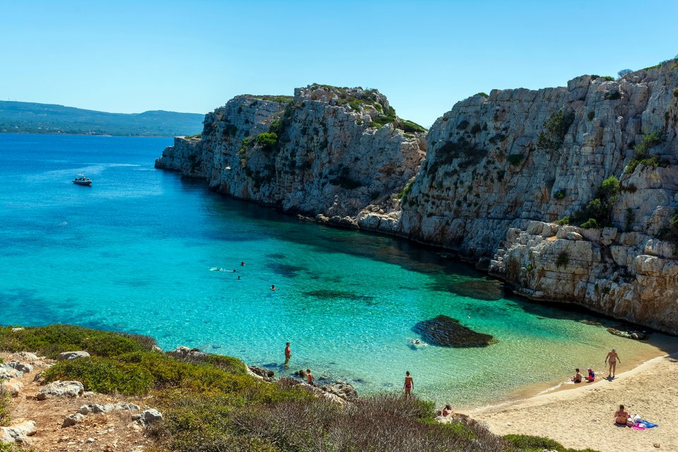 Η παραλία Βουρλιά στο νησί της Πρώτης / Φωτογραφία: Shutterstock