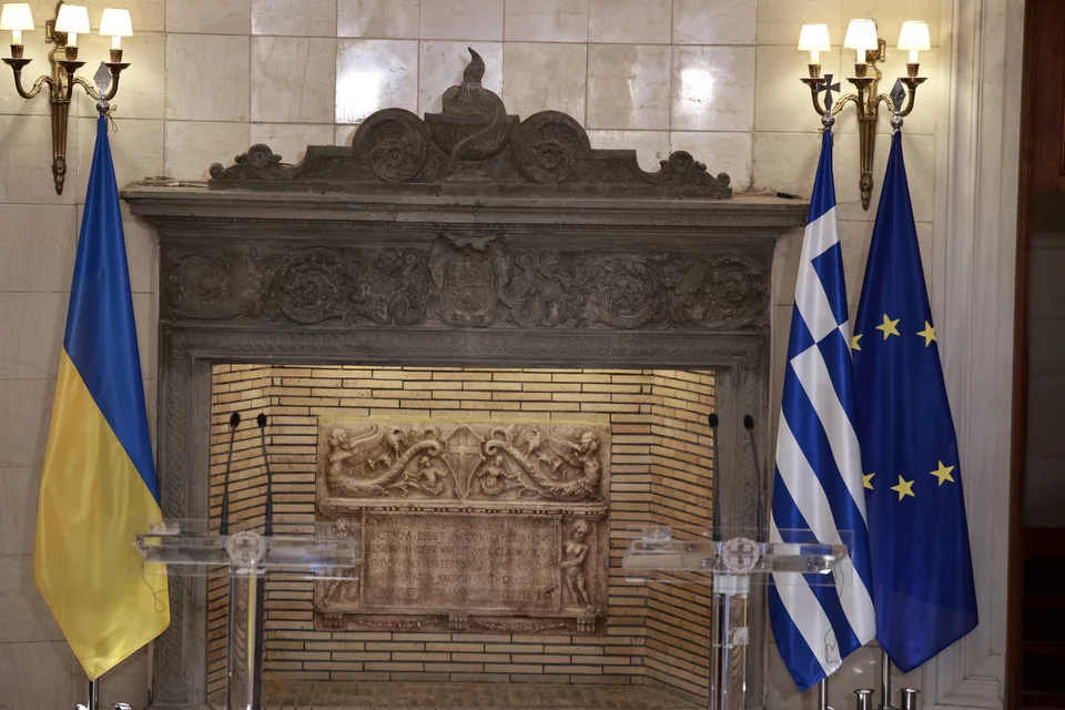 Χώρος συνέντευξης Τύπου στο Μέγαρο Μαξίμου με σημαίες Ελλάδας και Ουκρανίας
