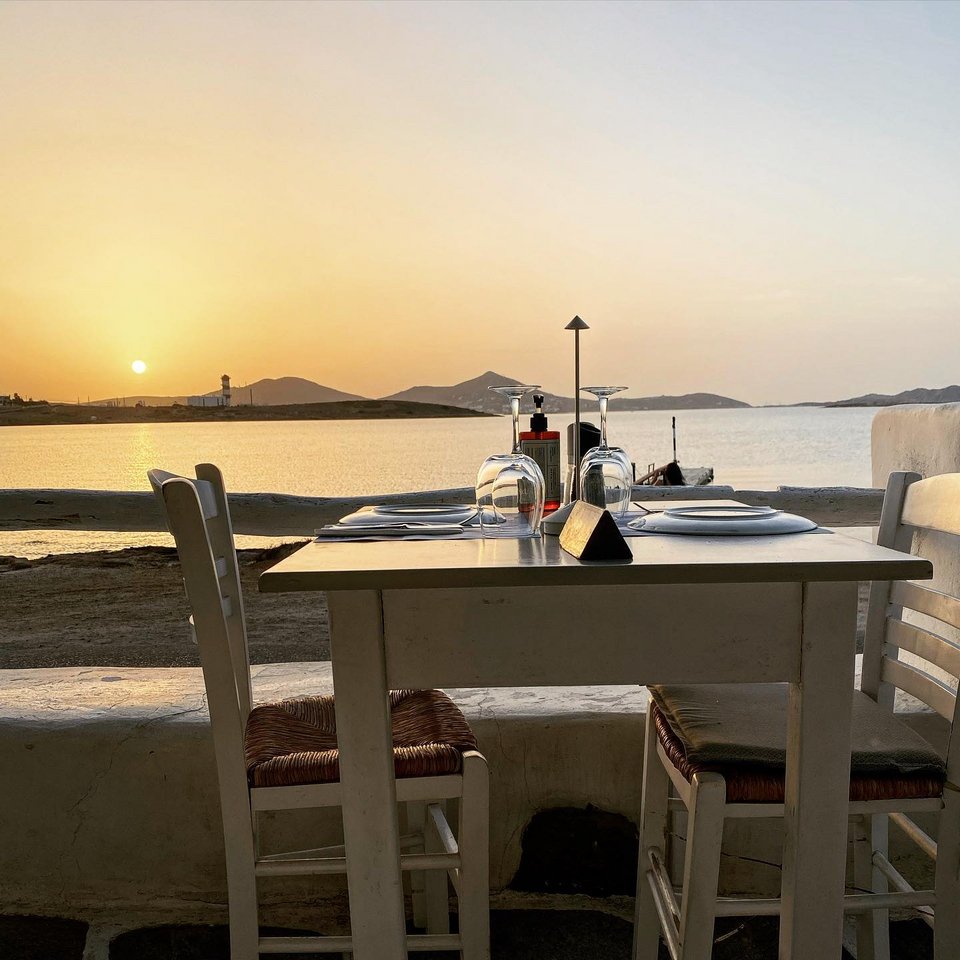 Τραπέζι στο Siparos Seaside Restaurant στη Νάουσα, για δείπνο την ώρα της δύσης.