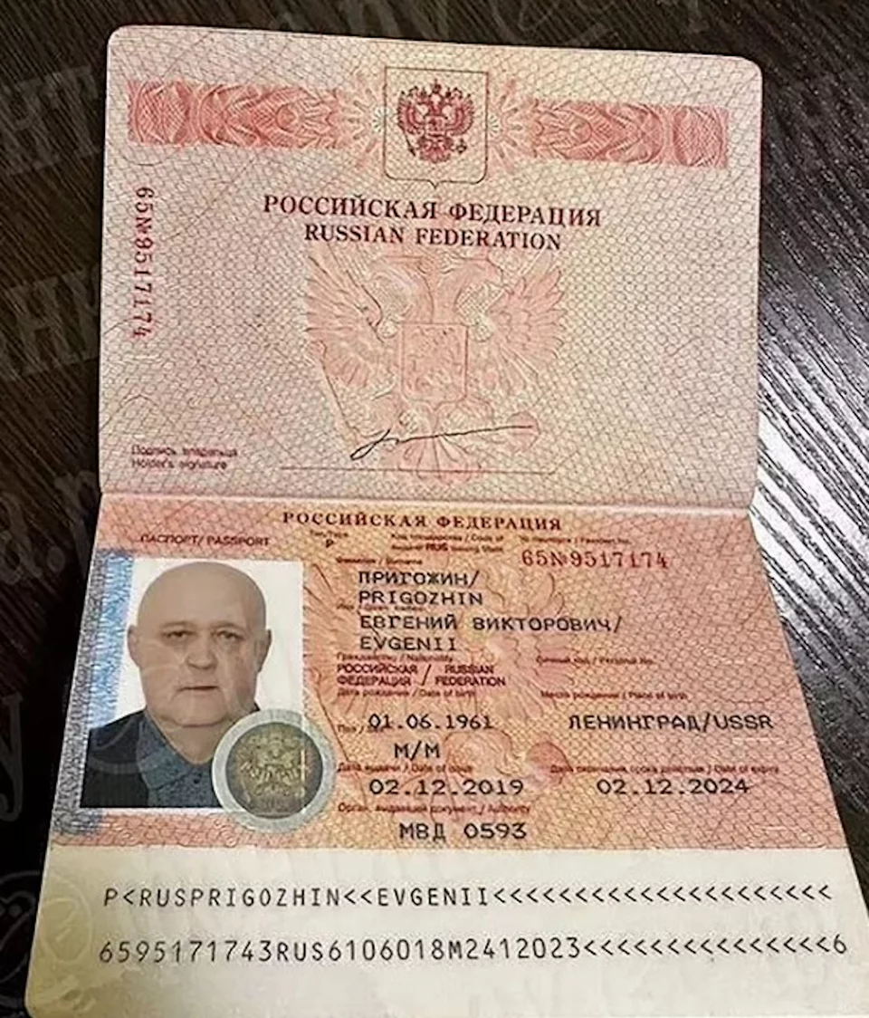 Η εικόνα από το συγκεκριμένο διαβατήριο κάνει τον γύρο στο ρωσικό διαδίκτυπ σύμφωνα με την Daily Mail
