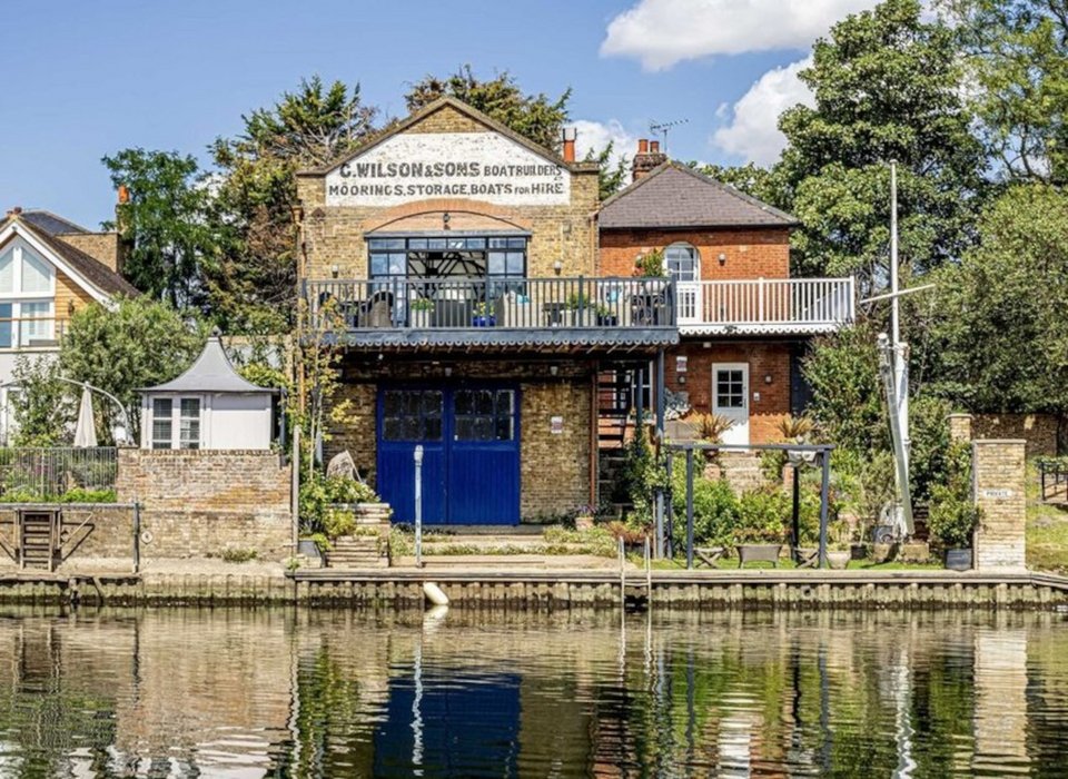 Η πρόσοψη του Ferry House στο Sunbury