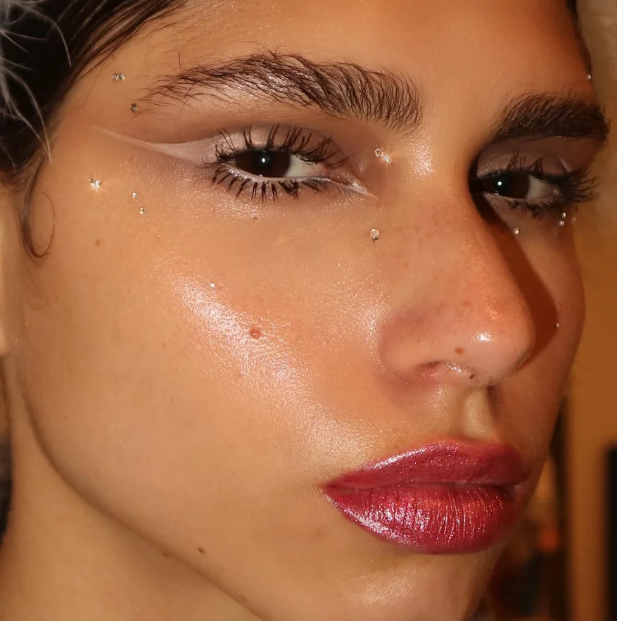 Grace Sinnott: Η διάσημη make up artist αποκαλύπτει τη νέα εμμονή: Τα «Σατανικά φρύδια»
