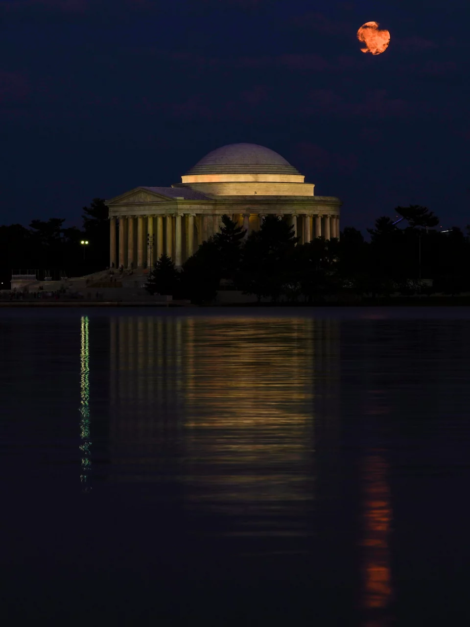 Μια άλλη άποψη της υπερπανσελήνου από την Ουάσινγκτον / Φωτογραφία: AP
