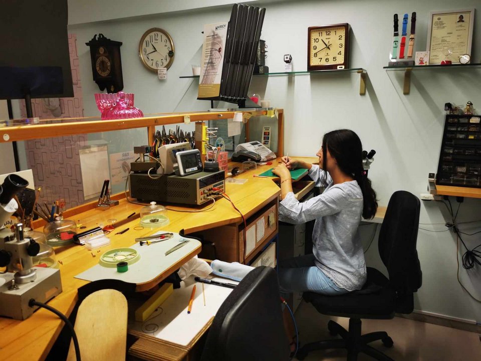 Η 30χρονη είναι η μοναδική τεχνικός ωρολογίων στην πόλη 