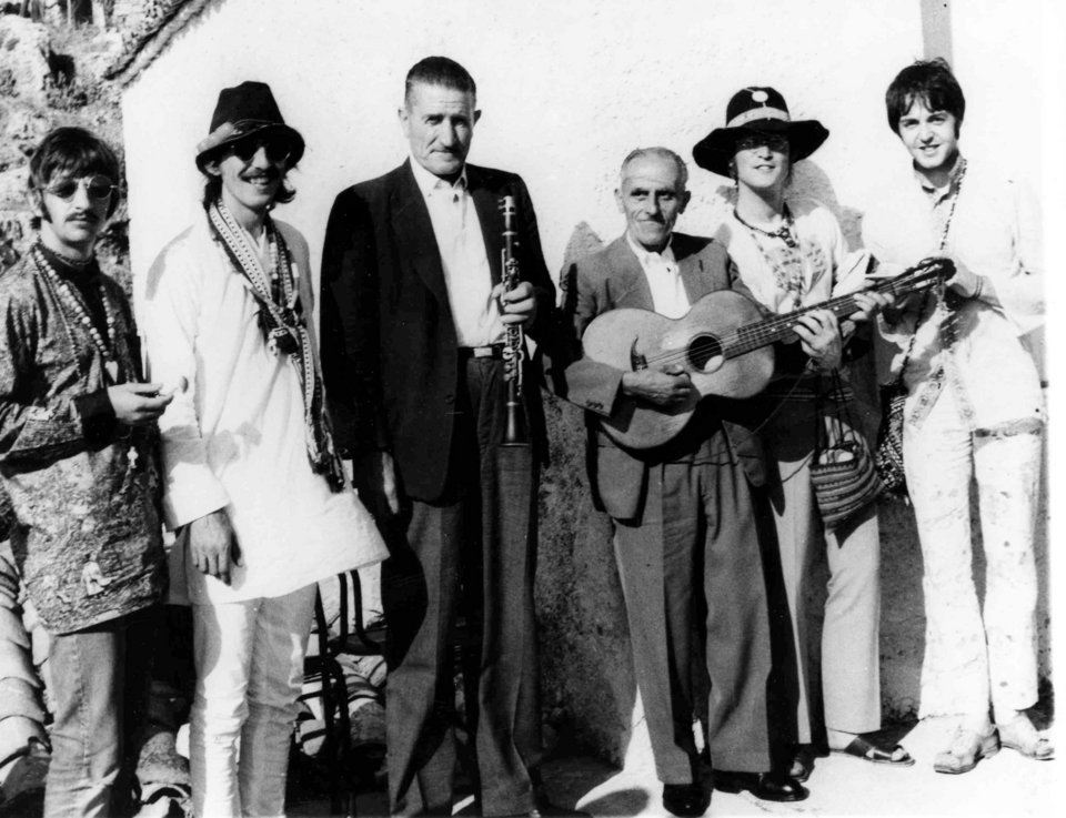 Οι Beatles πέρασαν χρόνο στην Αράχοβα, στις 24 Ιουλίου 1967, τρώγοντας, πίνοντας, τραγουδώντας και ακούγοντας ελληνικά τραγούδια