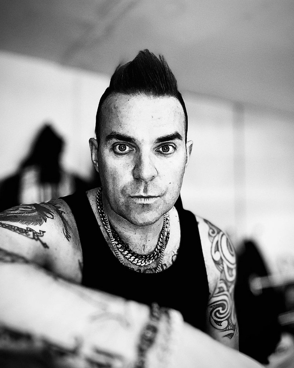 Ο Tony Lewis μοιάζει πολύ με τον Robbie Williams