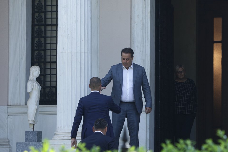 Ο Σταύρος Παπασταύρου υποδέχεται τον Αλεξάντερ Τσέφεριν στο Μαξίμου