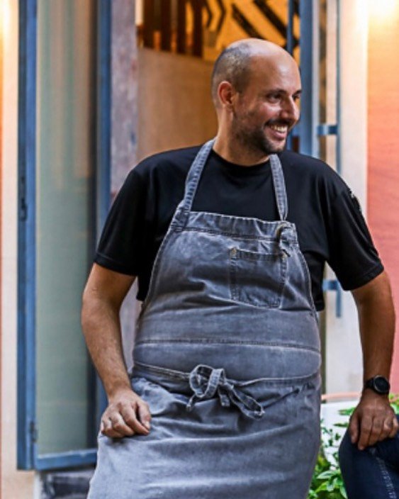 Ο σεφ του Tsiftis gastrokoutouki+ Μπάμπης Καζάνας.