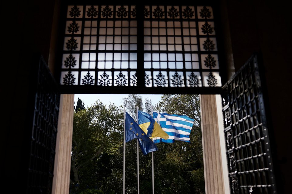 Οι σημαίες της Ελλαδας, της Ουκρανίας και της ΕΕ εξω από το Μαξίμου