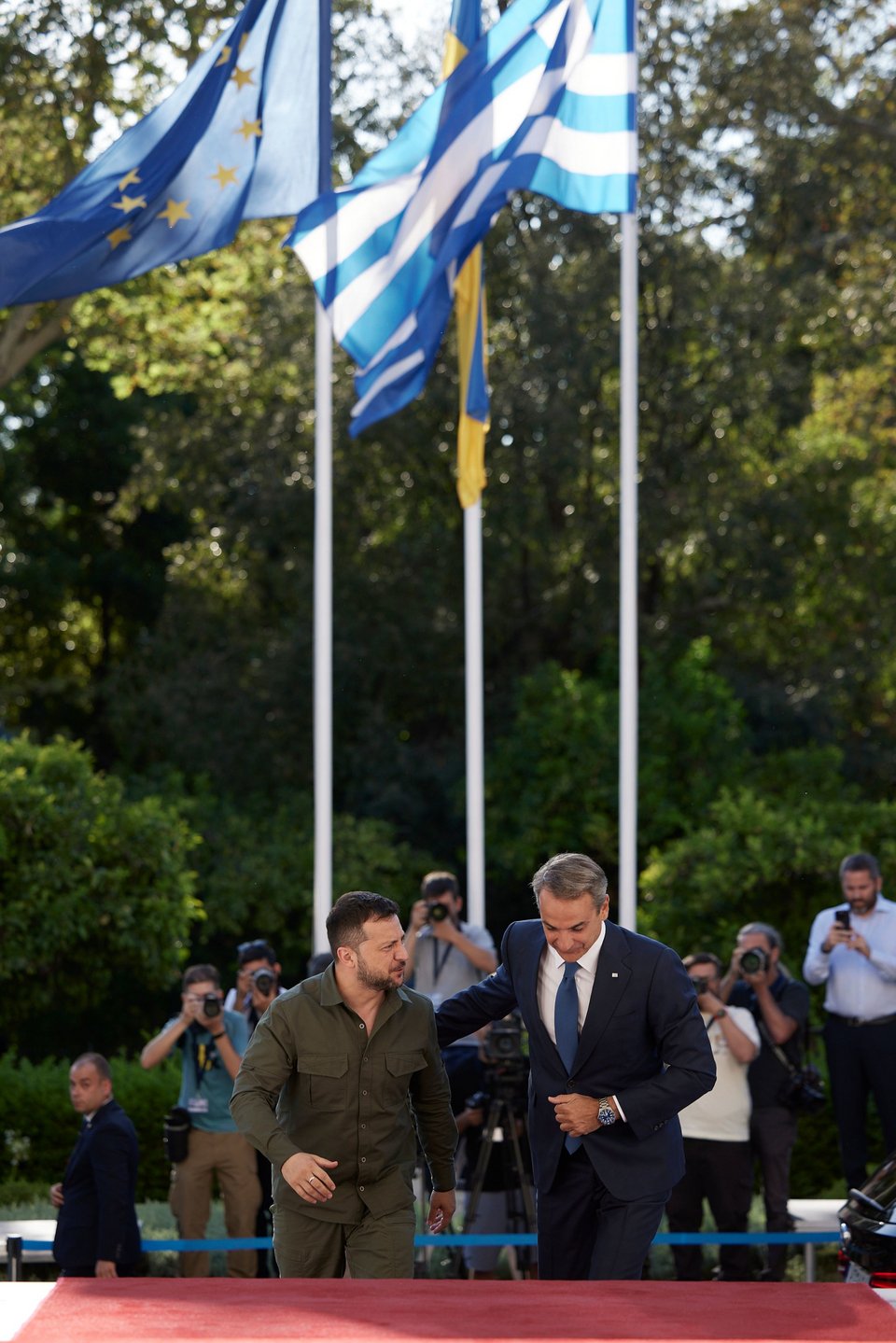Ο Μητσοτάκης με τον Ζελένσκι ανεβαίνει τα σκαλιά στο Μαξίμου