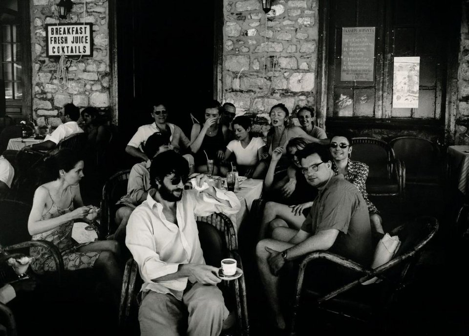 Η Πολίν Καρπίδα ανάμεσα σε εκπροσώπους των Young British Artists στην Ύδρα το καλοκαίρι του 1998 /  Johnnie Shand Kydd National Portarait Gallery