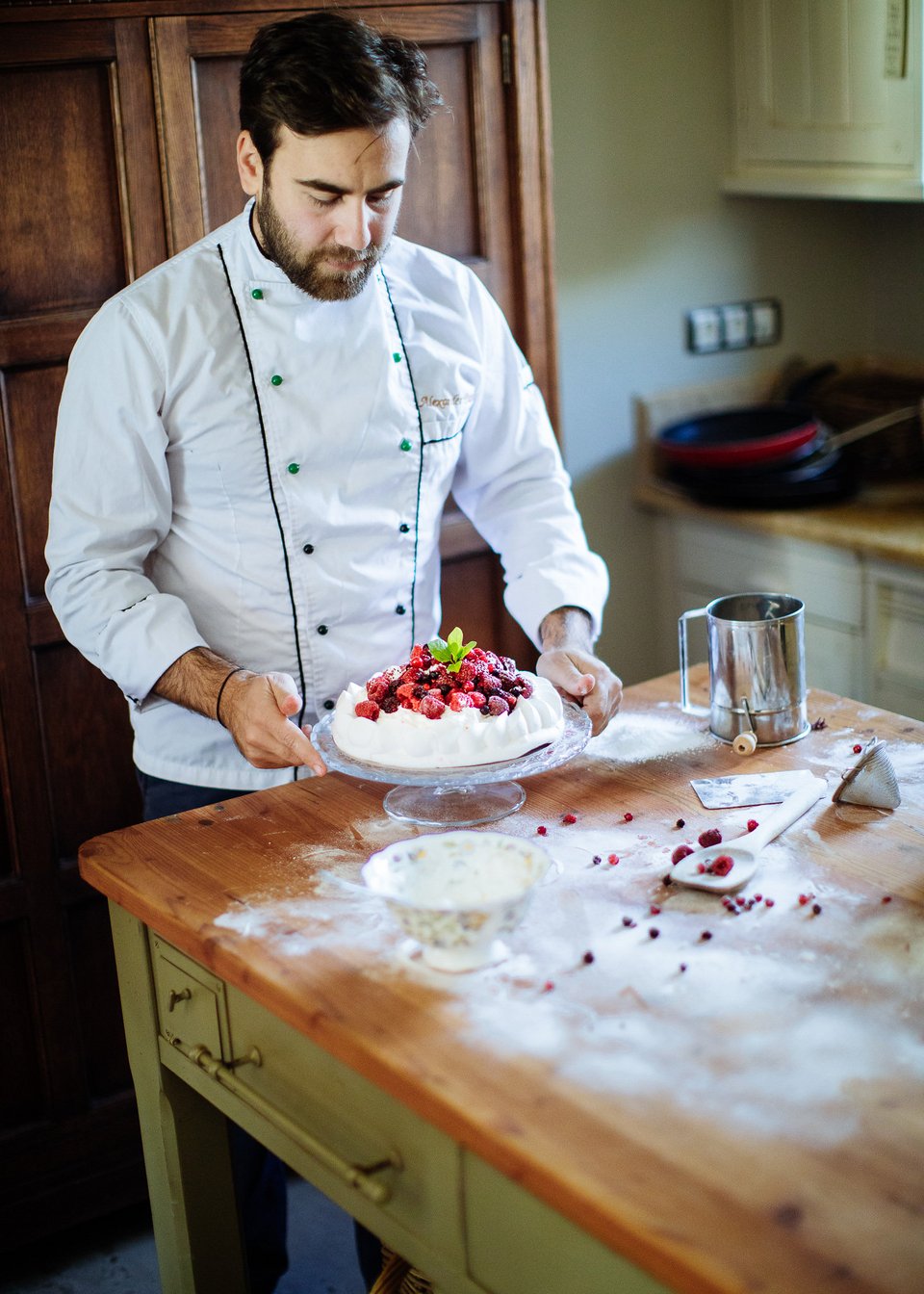 O Άλεξ Παβλόφ φτιάχνοντας μια πάβλοβα στο εργαστήριό του. 