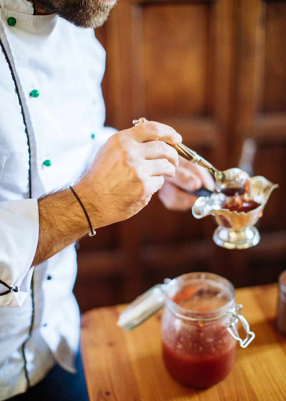 Το κουλί από φρούτα που δίνει χυμούς στη λαχταριστή πάβλοβα.