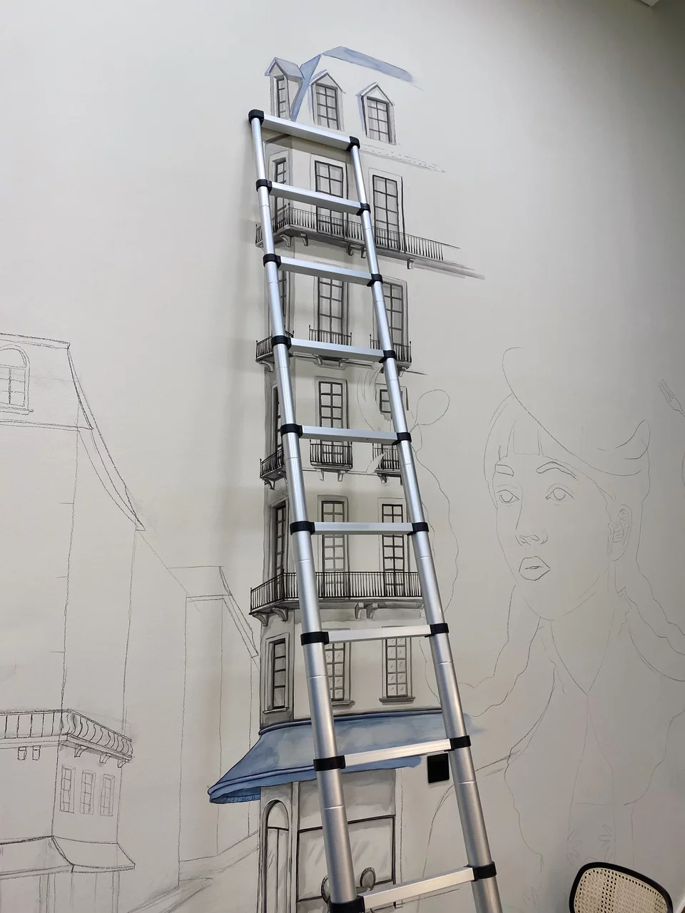 Η τοιχογραφία της Μελίνα Κοάν απεικονίζει μια παριζιάνικη γειτονιά.