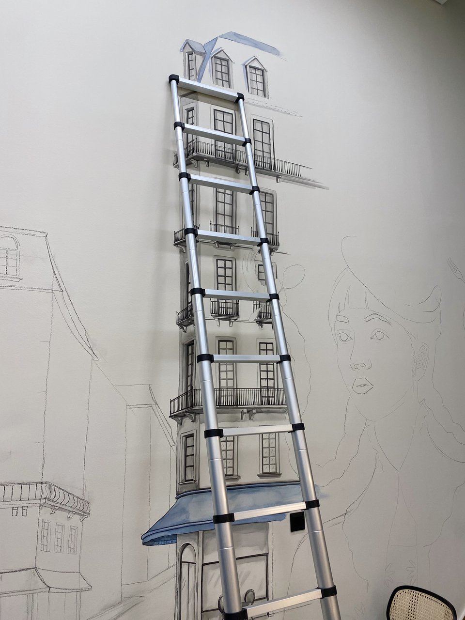 Η τοιχογραφία της Μελίνα Κοάν απεικονίζει μια παριζιάνικη γειτονιά. 