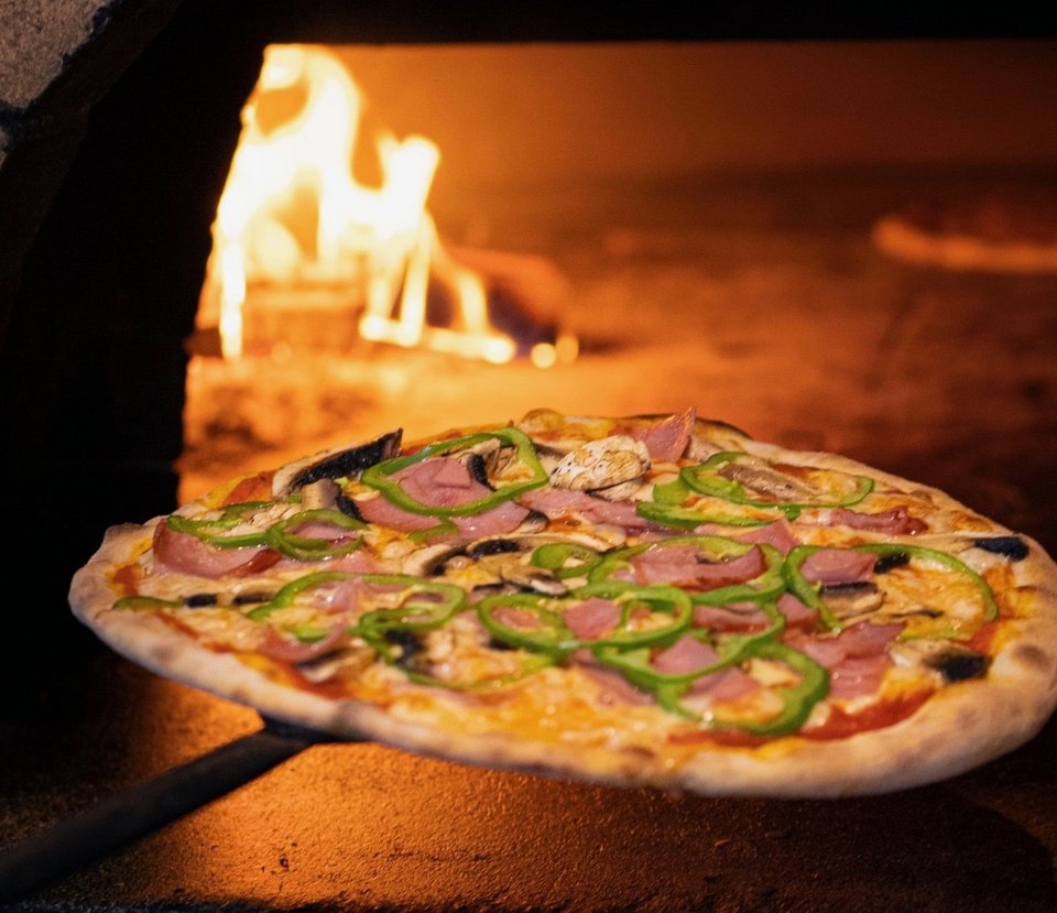 Πίτσα με τραγανή λεπτή ζύμη στο Vincenzo στη Γλυφάδα / Φωτογραφία: vincenzorestaurants/Instagram