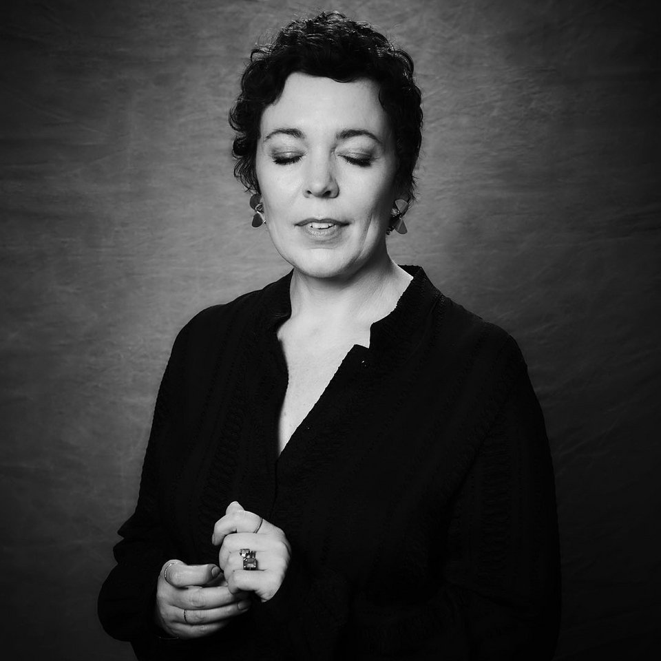 Η Ολίβια Κόλμαν με κλειστά μάτια 