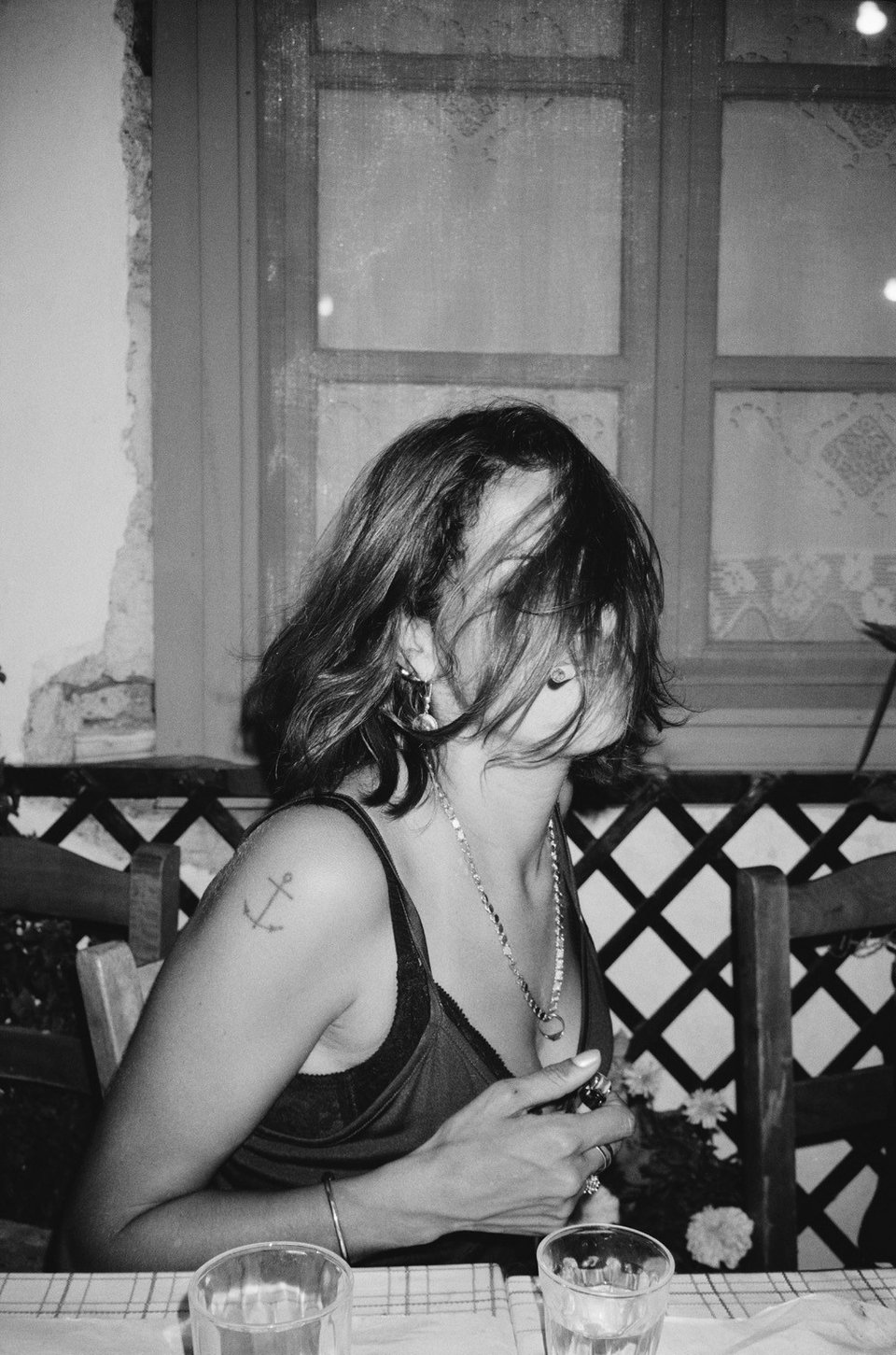 Η Tracey Emin στην Ύδρα το 1997, καλεσμένη της Πολίν Καρπίδα. Ένα έργο της από το σπίτι της Ύδρας είναι μεταξύ αυτών που θα δημοπρατηθούν / Johnnie Shand Kydd
