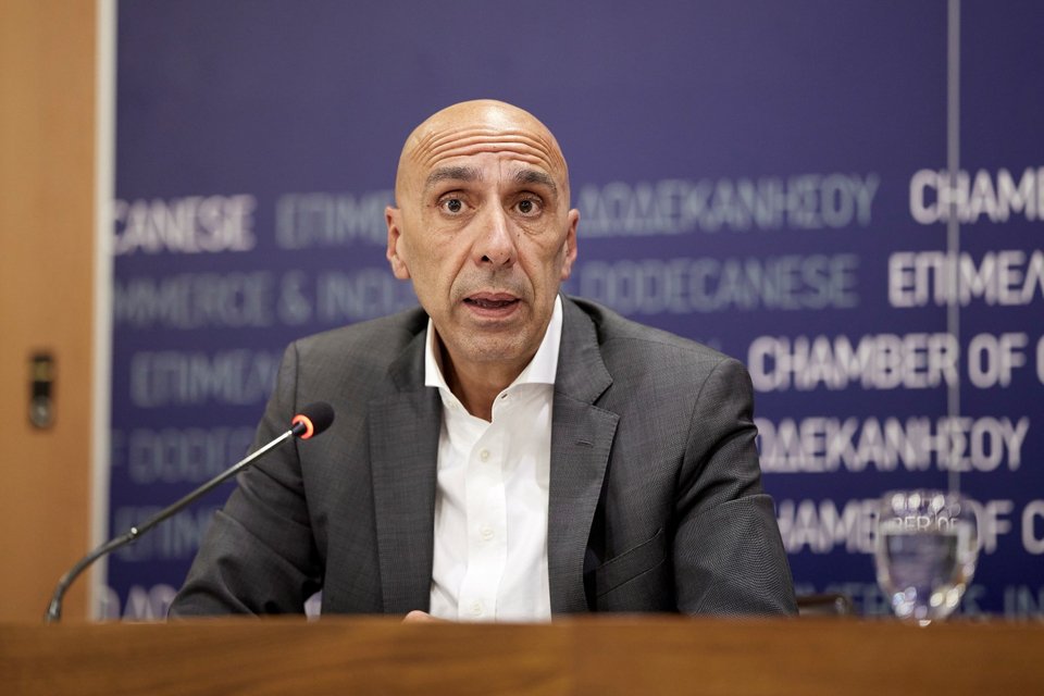 Ο υφυπουργός παρά τω πρωθυπουργό, Γιάννης Μπρατάκος, στην σύσκεψη που έγινε στο Επιμελητήριο Δωδεκανήσου / Φωτογραφία: Intime -Γ.Τ Πρωθυπουργού ΠΑΠΑΜΗΤΣΟΣ ΔΗΜΗΤΡΗΣ