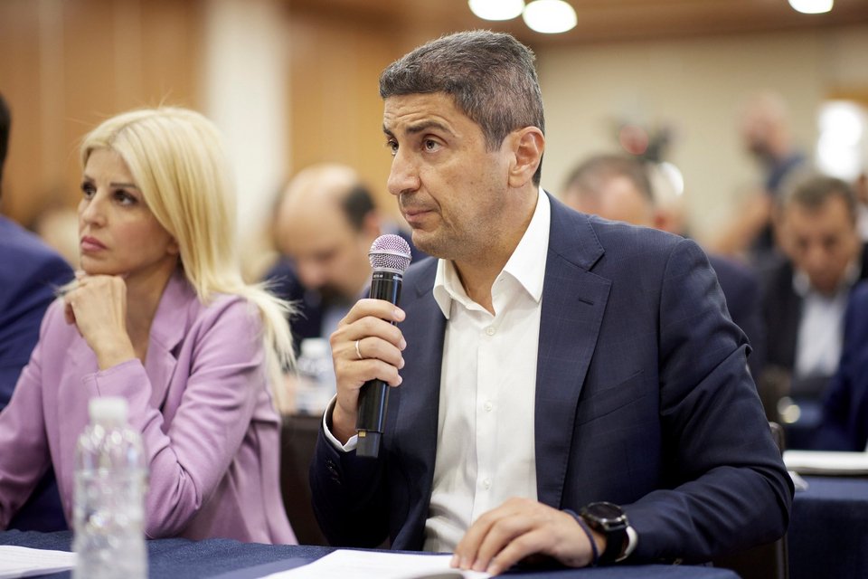 Ο υπουργός Αγροτικής Ανάπτυξης και Τροφίμων, Λευτέρης Αυγενάκης, στην σύσκεψη που έγινε στο Επιμελητήριο Δωδεκανήσου / Φωτογραφία: Intime -Γ.Τ Πρωθυπουργού ΠΑΠΑΜΗΤΣΟΣ ΔΗΜΗΤΡΗΣ