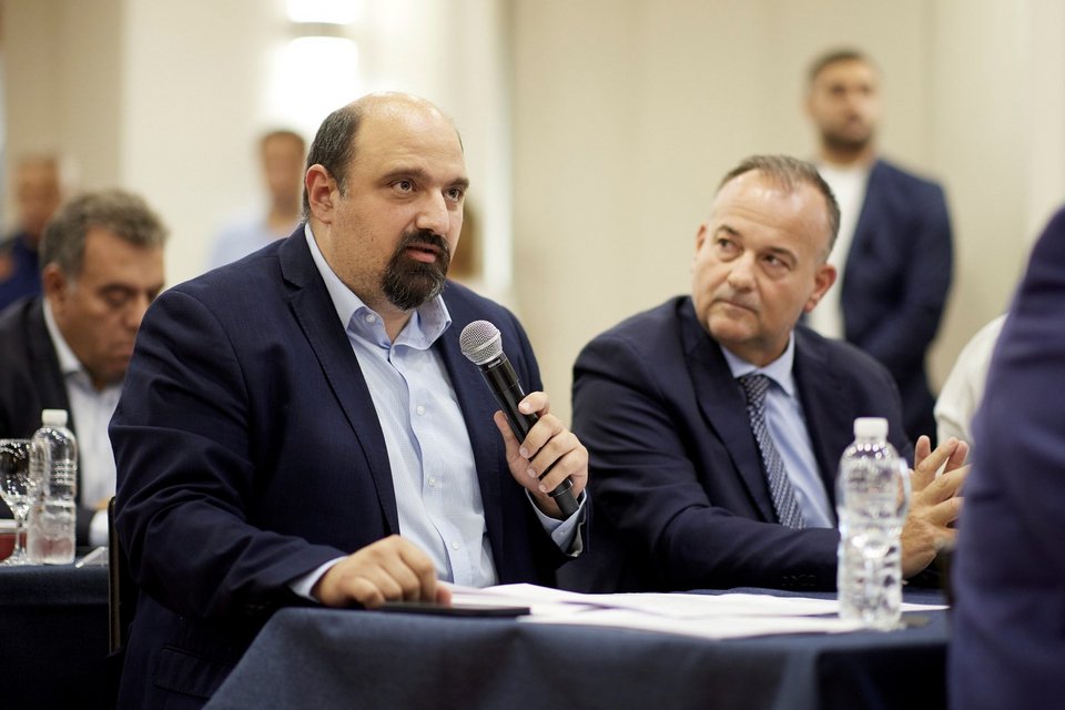 Ο υφυπουργός Κλιματικής Κρίσης και Πολιτικής Προστασίας, Χρήστος Τριαντόπουλος κατά την σύσκεψη στο Επιμελητήριο Δωδεκανήσου, στη Ρόδο, παρουσία του πρωθυπουργού / Φωτογραφία: Intime -Γ.Τ Πρωθυπουργού ΠΑΠΑΜΗΤΣΟΣ ΔΗΜΗΤΡΗΣ
