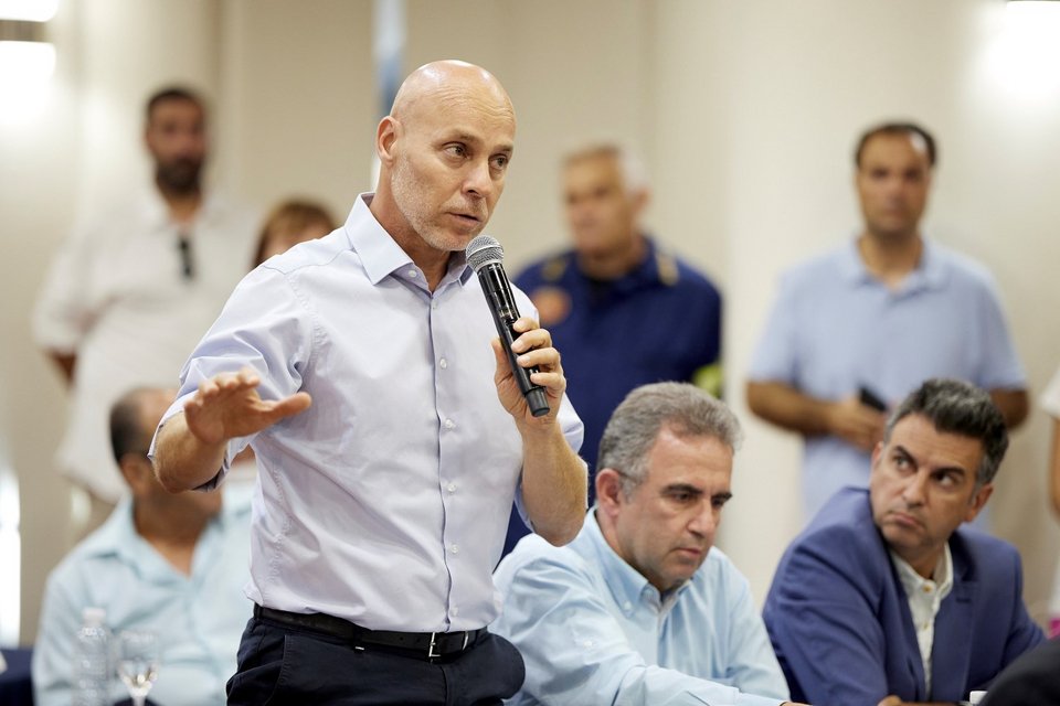 Ο πρωθυπουργός Κυριάκος Μητσοτάκης, μαζί με κυβερνητικό κλιμάκιο, στην σύσκεψη που έγινε στο Επιμελητήριο Δωδεκανήσου / Φωτογραφία: Intime -Γ.Τ Πρωθυπουργού ΠΑΠΑΜΗΤΣΟΣ ΔΗΜΗΤΡΗΣ