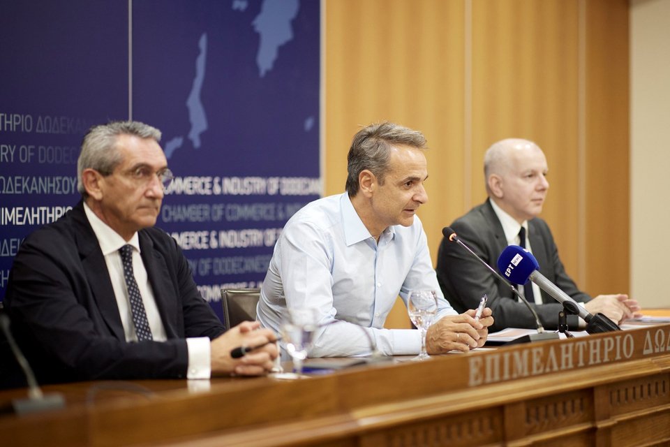 Ο πρωθυπουργός Κυριάκος Μητσοτάκης, μαζί με κυβερνητικό κλιμάκιο, στην σύσκεψη που έγινε στο Επιμελητήριο Δωδεκανήσου / Φωτογραφία: Intime -Γ.Τ Πρωθυπουργού ΠΑΠΑΜΗΤΣΟΣ ΔΗΜΗΤΡΗΣ